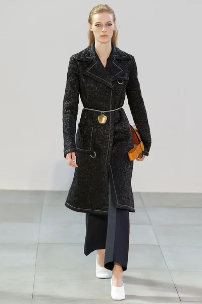 Look 16